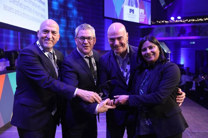 El vicepresidente de la Comisión de Control del PPE, Jaume Prat; el director de área de VidaCaixa, Albert Sabat, i el presidente de la Comisión de Control del PPE, Jordi Jofra, junto a una sponsor de los IPE Awards