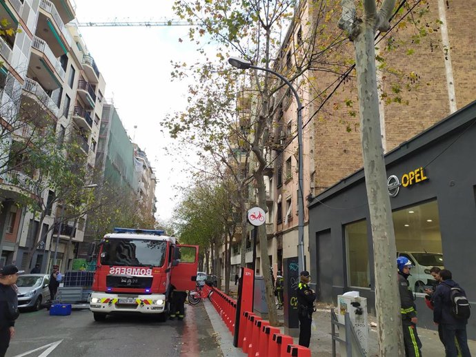 Efectivos policiales y de Bomberos tras el incendio en la calle Enamorats de Barcelona.