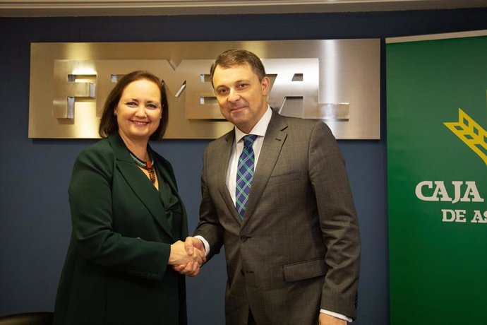 La secretaria general de Femetal, María Pérez Medina, y el director de empresas de Caja Rural de Asturias, Rafael González Menéndez, han suscrito este jueves un acuerdo de colaboración.