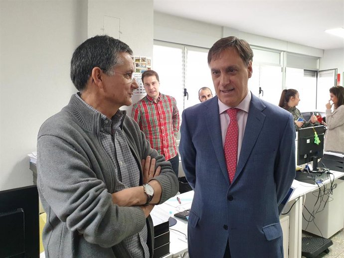 González Sarmiento (i) junto al alcalde de Salamanca, Carlos García Carbayo (d), en el IBSAL.