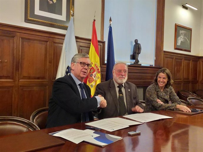 El secretario general de Anfaco-Cecopesca, Juan Manuel Vieites, y el presidente del Puerto de Vigo, Enrique López Veiga, tras la firma de un protocolo de cooperación.