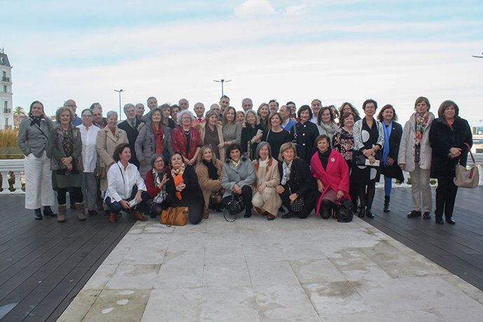 Foto de familia de los profesionales de Atención Primaria jubilados este año