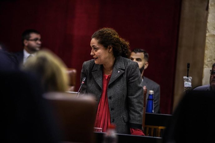 La portavoz parlamentaria de Adelante Andalucía, Inmaculada Nieto, durante la pregunta que ha planteado al presidente de la Junta en la sesión de control en el Parlamento