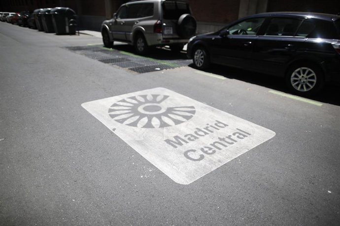 Una señal de Madrid Central en la acera que indica la entrada a la zona.