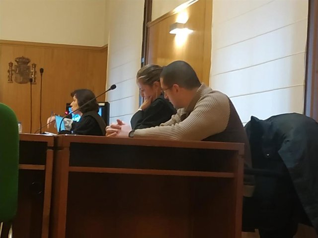 El procesado junto a su abogada durante una de las sesiones del juicio. Foto de archivo.