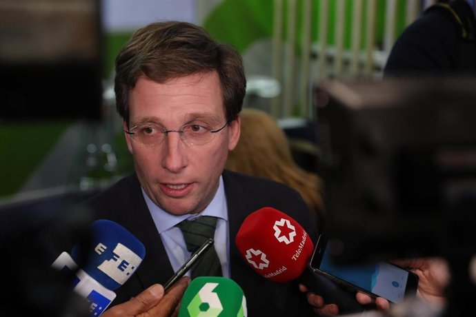 El alcalde de Madrid, José Luis Martínez-Almeida, atiende a los medios de comunicación en la zona verde durante la undécima jornada de la Cumbre del Clima (COP25) en Ifema, Madrid (España), a 12 de diciembre de 2019.