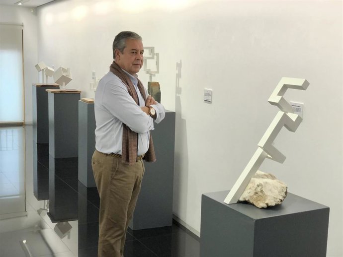 Miguel Hernández Casado posa con sus obras en la Sala de Exposiciones del Teatro Zorrilla de Valladolid.
