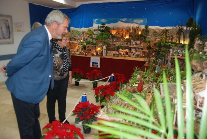 El presidente del Puerto de Motril visita el Portal de Belén artesanal del barrio del Varadero