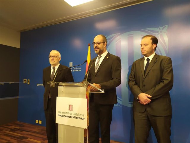 El secretario de Interior, Brauli Duart; el conseller de Interior de la Generalitat, Miquel Buch, y el director general de los Mossos d'Esquadra, Pere Ferrer, en rueda de prensa en la sede de la Conselleria.