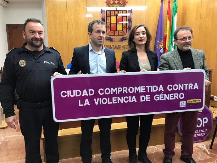 Presentación de las señales  contra la violencia de género que se colocarán en distintos puntos de la ciudad de Jaén