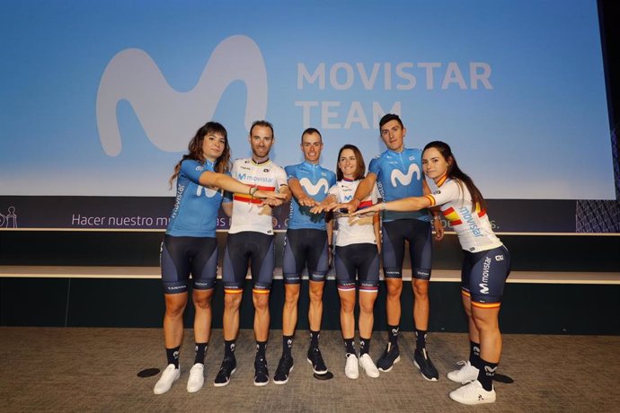 El ciclista Alejandro Valverde, junto a Enric Mas, Marc Soler y ciclistas del equipo femenino en la presentación del Movistar Team