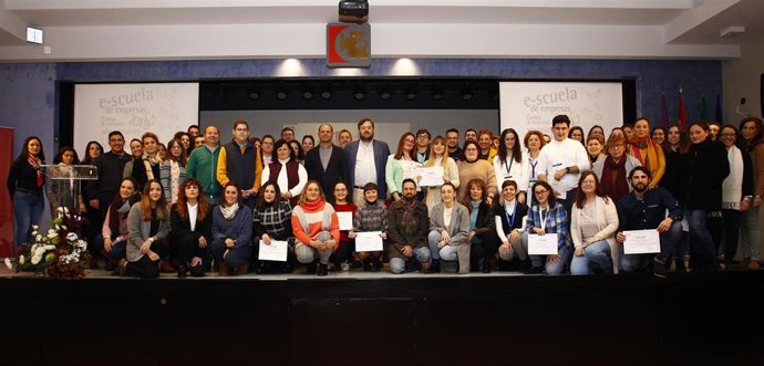 Ruz (centro) en la entrega de certificados a los participantes en la III edición del programa 'E-scuela de Empresas'