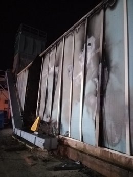 Estado de la fábrica de reciclaje de tapicería de vehículos de Ágreda afectada por un incendio.
