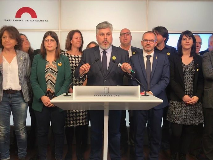 El president de JxCat al Parlament, Albert Batet, amb la resta de diputats de grup
