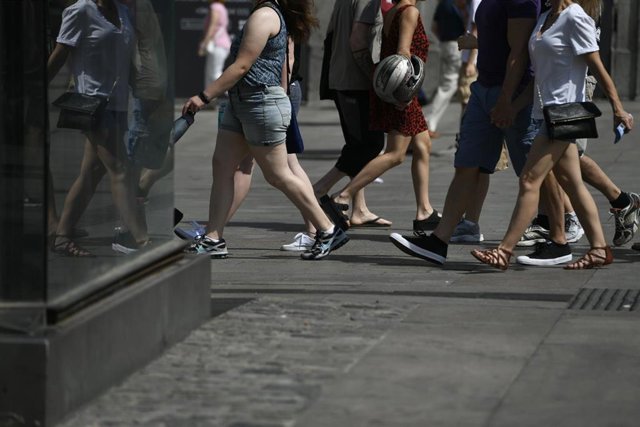 Gente andando por la calle, persona, personas