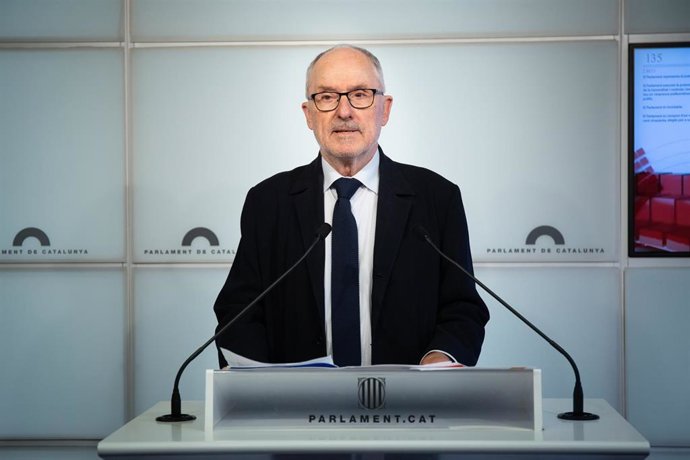 Imagen de archivo del síndic de Greuges, Rafael Ribó, en una rueda de prensa del Parlament