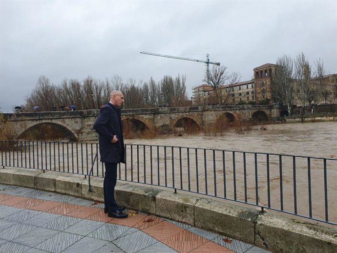 El alcalde de León contempla el paso del río Bernesga por la ciudad.