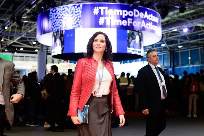 Imagen de recurso de la presidenta de la Comunidad de Madrid, Isabel Díaz Ayuso, durante su visita a la COP25 que tuvo lugar en Ifema.