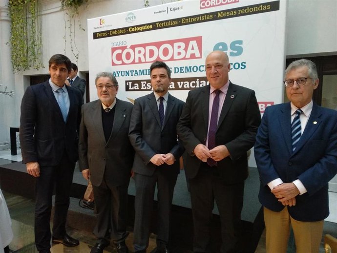 Antonio Ruiz (segundo por la dcha.) antes de participar en el desayuno coloquio de 'Diario Córdoba' sobre ayuntamientos democráticos 'La España vaciada'
