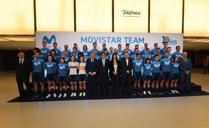 Eusebio Unnzué junto a José María Álvarez Pllete y María José Rienda en la foto de familia de los equipos masculino y femenino del Movistar Team