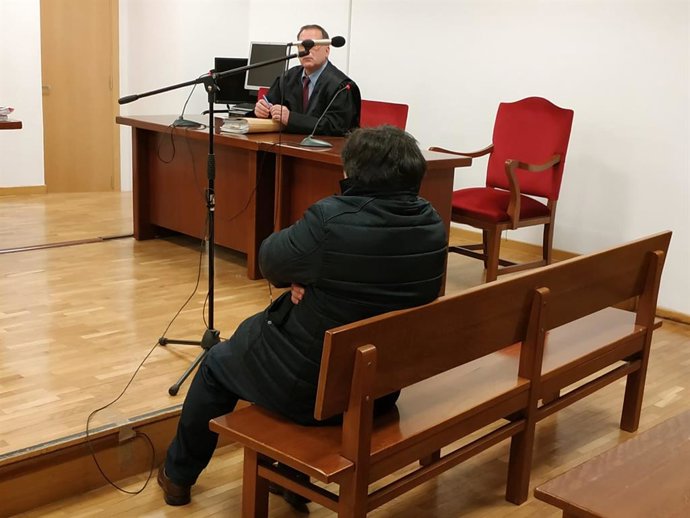 Tribunales.- El acusado de dejar morir a 39 vacas en Chantada acepta seis meses 