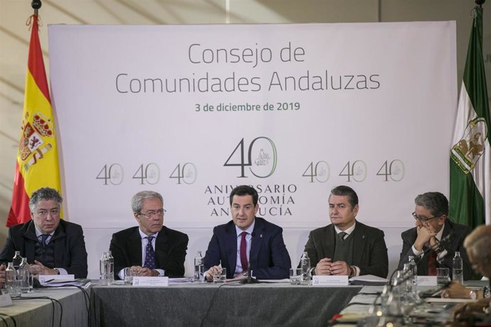 El presidente de la Junta de Andalucía, Juanma Moreno (c), junto al consejero de Economía, Rogelio Velasco (2i), en una foto de archivo.