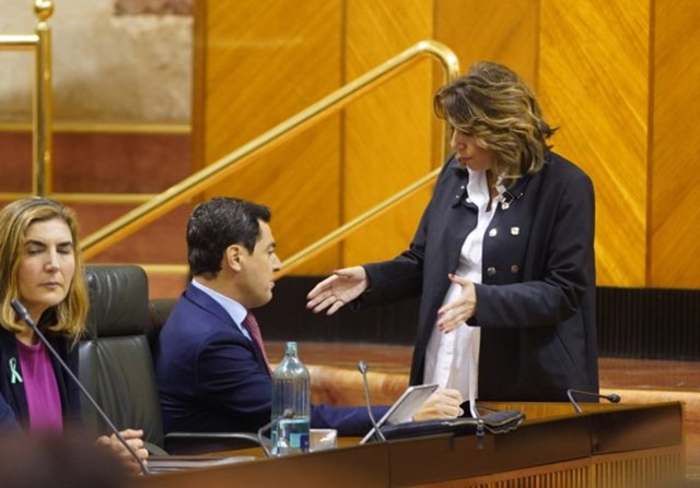 El presidente de la Junta, Juanma Moreno, y la secretaria general del PSOE-A, Susana Díaz, conversan antes de la sesión de control en el Parlamento andaluz sobre los estragos que está provocando el temporal en Andalucía