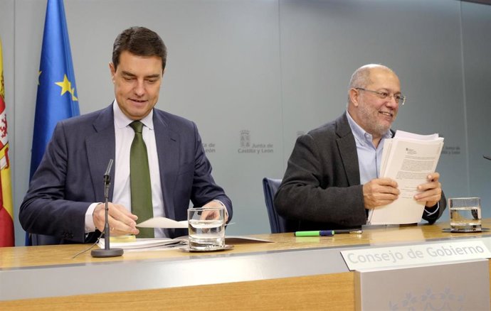 Ibáñez comparece junto al portavoz para explicar la oferta pública de empleo para 2019