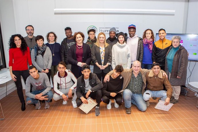 La consejera Maeztu y la directora Martón junto al grupo de jóvenes