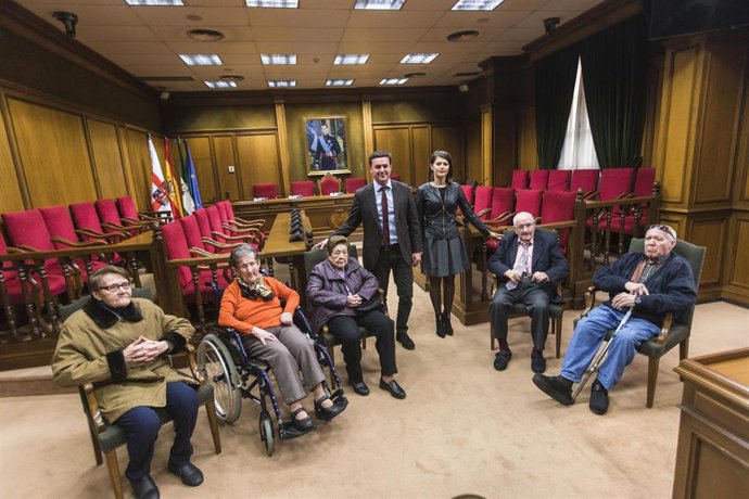 Los mayores de la Residencia Asistida visitando la Diputación
