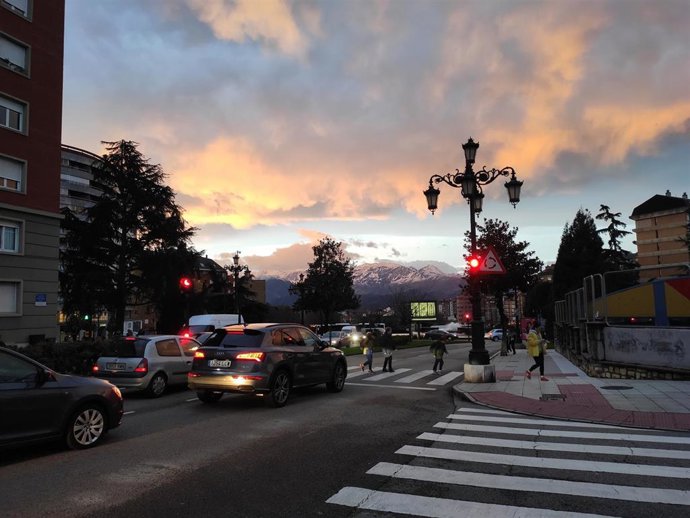 Vista de la Sierra del Aramo nevada desde la Plaza Castilla de Oviedo, con tráfico para su acceso.