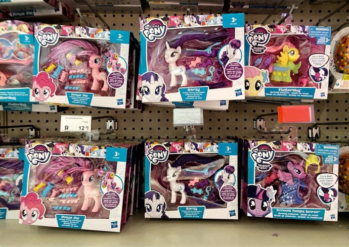 Diferentes modelos de 'My little Pony' en una tienda de juegos infantiles.