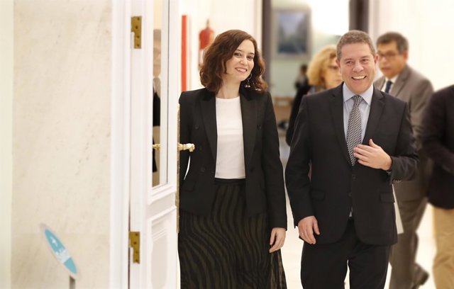 Imagen de recurso la presidenta de la Comunidad de Madrid, Isabel Díaz Ayuso, y su homólogo, Emiliano García-Page, tras suscribir un convenio de colaboración en materia de transporte.