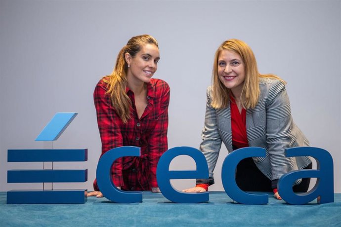 La nadadora Ona Carbonell y la directora de comunicación de CECA, Mónica Malo.