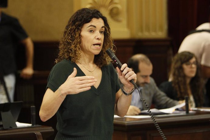La consejera de Hacienda y Relaciones Exteriores, Rosario Sánchez Grau durante su intervención en la sesión en el Parlamento Balear.