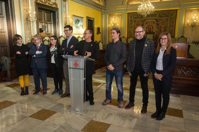 El alcalde de Lleida, Miquel Pueyo, junto a concejales de la corporación