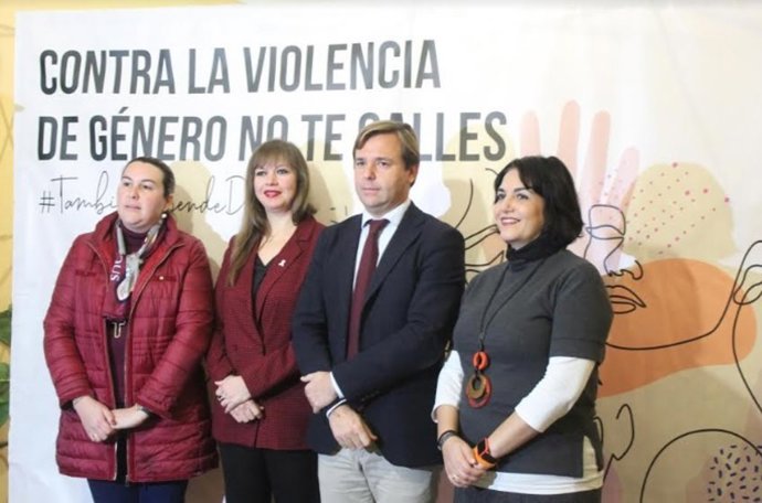 Repullo, entre Arroyo (segunda por la dcha.) y Timoteo, en la presentación de 'No te calles'