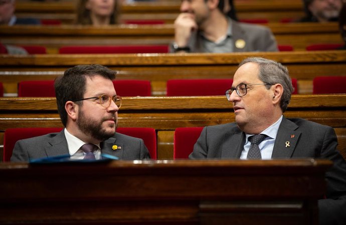 El vicepresident de la Generalitat, Pere Aragons (izq) i el president de la Generalitat, Quim Torra (dech), durant una sessió plenria del Parlament, a Barcelona /Catalunya (Espanya), a 17 de desembre del 2019.