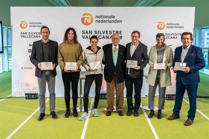 Foto de familia de los premiados como 'Silvestres del Año' por la Nationale-Nederlanden San Silvestre Vallecana