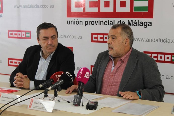 El secretario general de CCOO de Málaga, Fernando Cubillo, y el secretario general del Sindicato de Sanidad y Sectores Sociosanitarios de CCOO Málaga, Rafael González, presentan un informe de la situación sanitaria pública de la provincia.