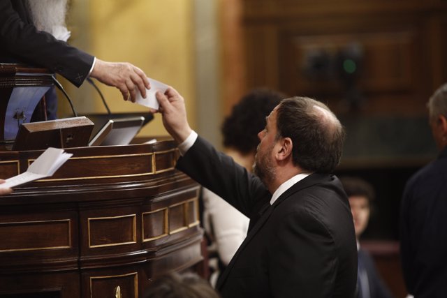 El preso del procés y exvicepresidente de la Generalitat, Oriol Junqueras (ERC) acude a la votación de la Presidencia y de los miembros de la Mesa del Congreso durante la sesión constitutiva de la nueva Cámara Baja.