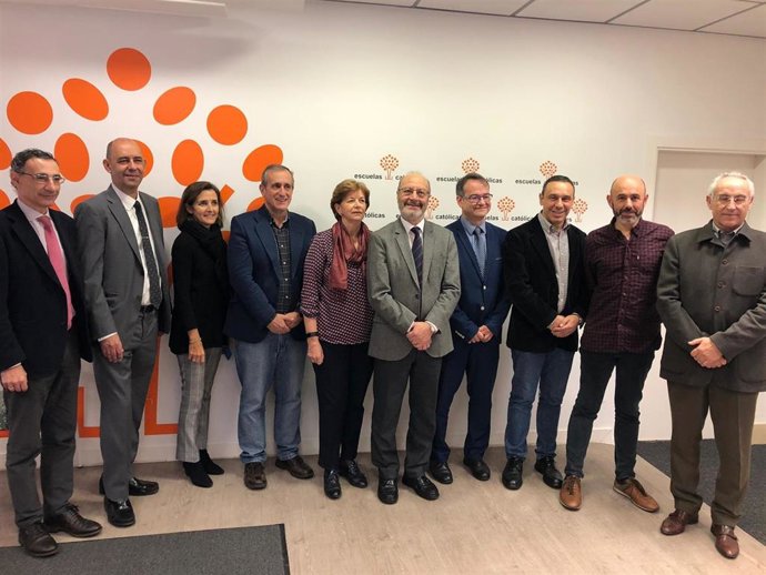 Representantes de las patronales Escuelas Católicas, CECE, Federación Española de Centros de Economía Social y Asociació Profesional Serveis Educatius de Catalunya y de los sindicatos FSIE, USO, UGT y CCOO de enseñanza concertada.