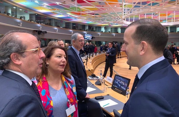 La Junta pide en Bruselas "ayudas extraordinarias" para que las comunidades ejec
