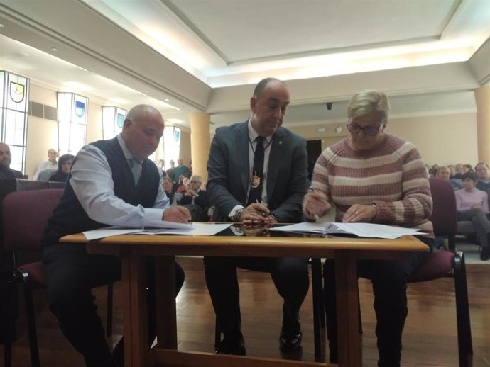 De Vicente (C) en el momento de la firma de varios convenios sobre Escuelas Deportivas.