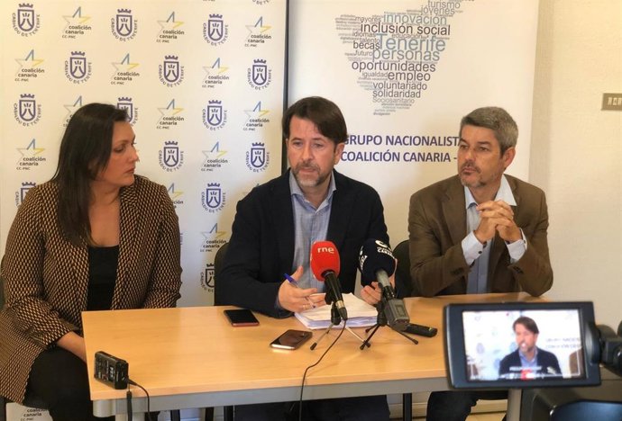 El portavoz de CC en el Cabildo, Carlos Alonso (centro), en una rueda de prensa para presentar las enmiendas al presupuesto