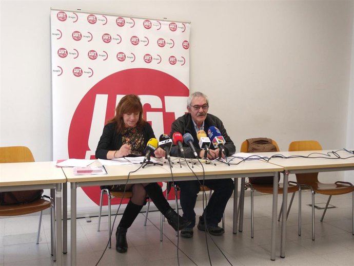 La secretaria de Formación y Empleo de UGT-Aragón, Pura Huerta, y el secretario general de la Unión de Jubilados y Pensionistas de UGT-Aragón, Tomás Yago.