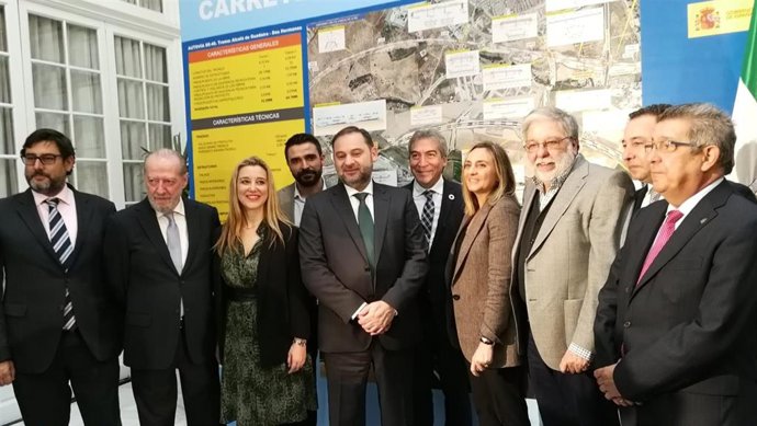 La alcaldesa de Alcalá de Guadaíra, Ana Isabel Jimenez, junto al ministro de Fomento en funciones y otras autoridades