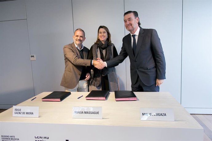 Íñigo Sáenz de Miera, director general de la Fundación Botín; Mireia Massagué, directora de Chillida Leku; y Miguel Zugaza, director del Museo de Bellas Artes de Bilbao.