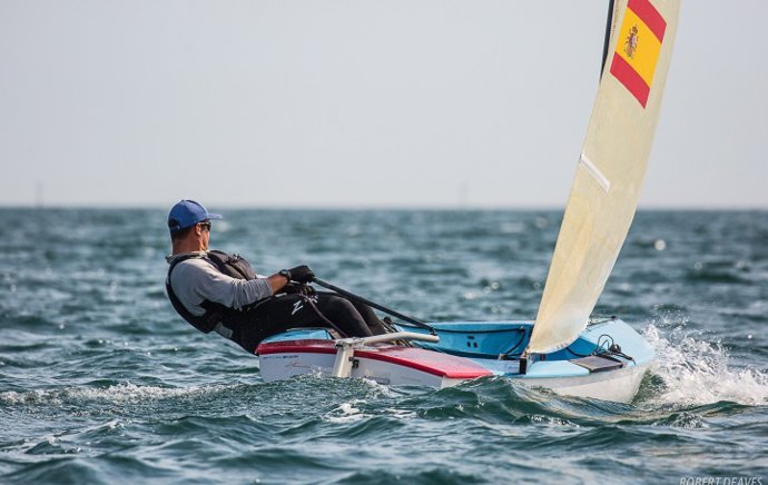 El regatista español Joan Cardona durante los Mundiales de la clase Finn