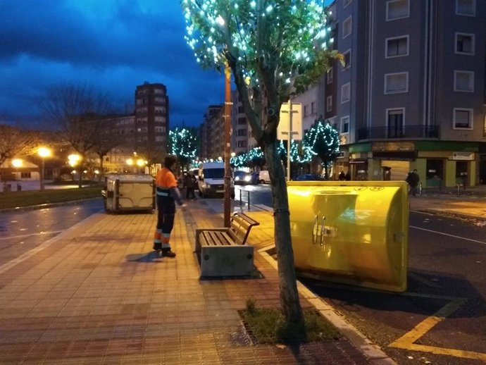 Contenedores desplazados por el viento en Barakaldo.